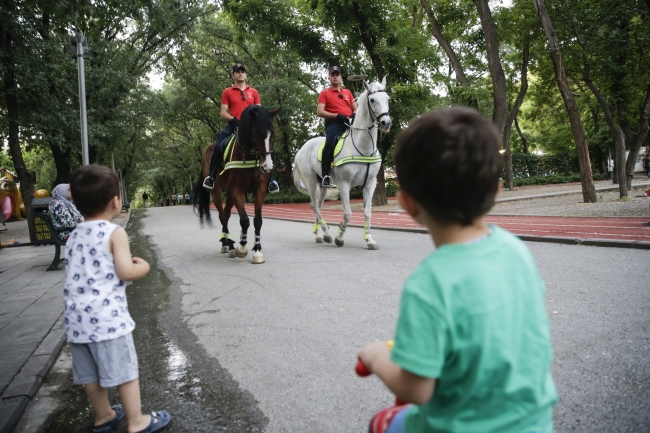 Parklarda çocukları atlı polisler koruyacak